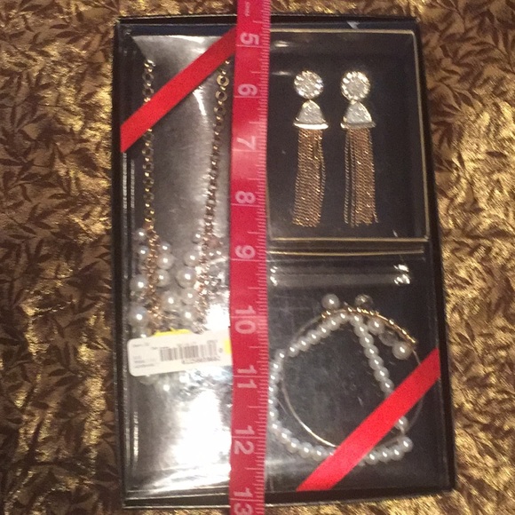 Free 5-piece NWT faux pearl jewelry set - Picture 3 of 8